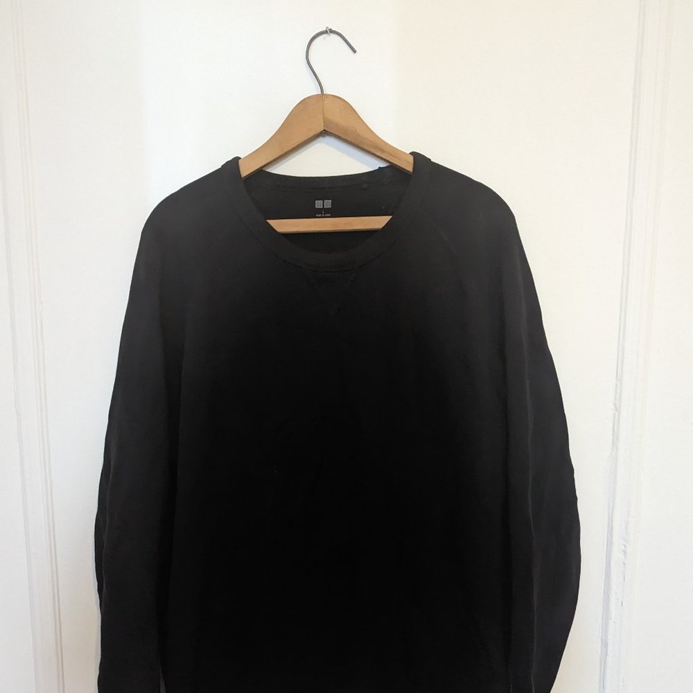 Uniqlo black long-sleeve crewneck sweater -Men's Large